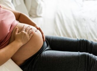 Wspomaganie zdrowego kręgosłupa i mięśni w okresie ciąży za pomocą poduszki specjalnie zaprojektowanej dla kobiet
